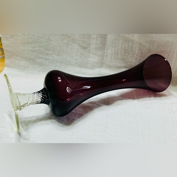 Vintage vase footed glass bud, purple, approximately 8” tall. Mint condition. - Picture 2 of 5